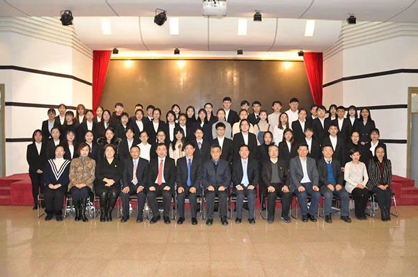 9170金沙集团_牵手哈医大，，，“9170金沙集团-药学院奖学金”颁奖仪式举行
