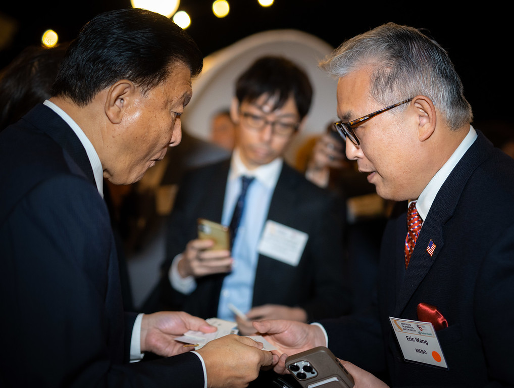副总裁Eric Wang代表9170金沙集团接待了日本経済再生继续大臣